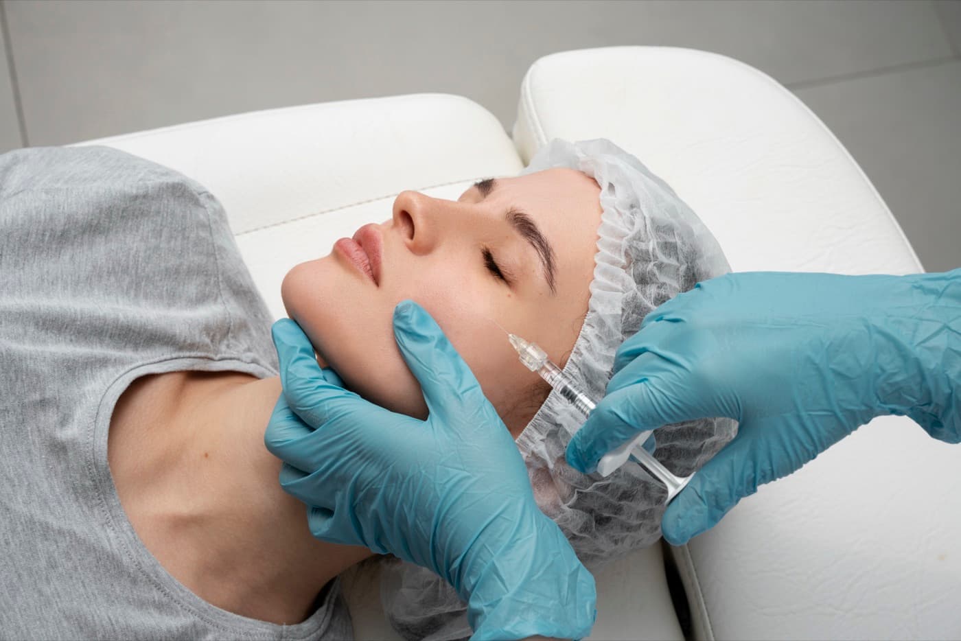 Prosedur skin booster berupa injeksi mikro pada wajah untuk meningkatkan kualitas kulit