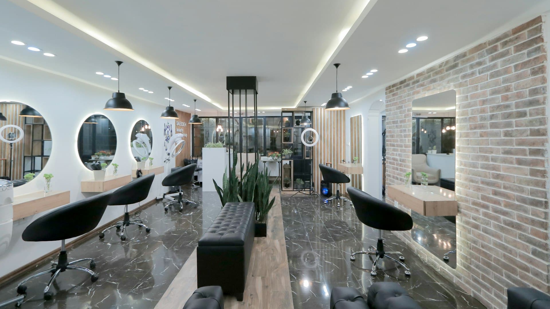 Meja island di tengah ruangan bergaya salon modern, tempat konsultasi warna rambut berlangsung