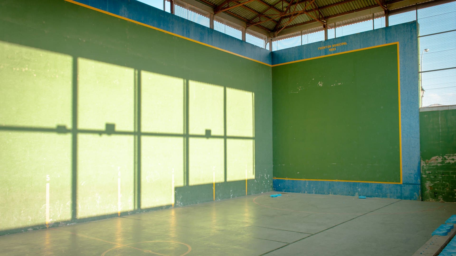 Lapangan basket biru putih yang tertata rapi, panggung dari ekonomi pengalaman yang melampaui jam sewa