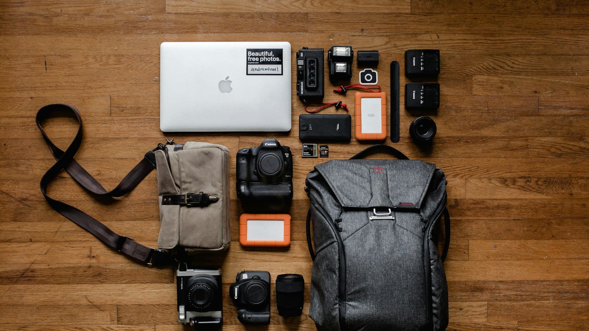 Kamera DSLR hitam dan deretan lensa, perlengkapan editor yang gemar mendokumentasikan perjalanan