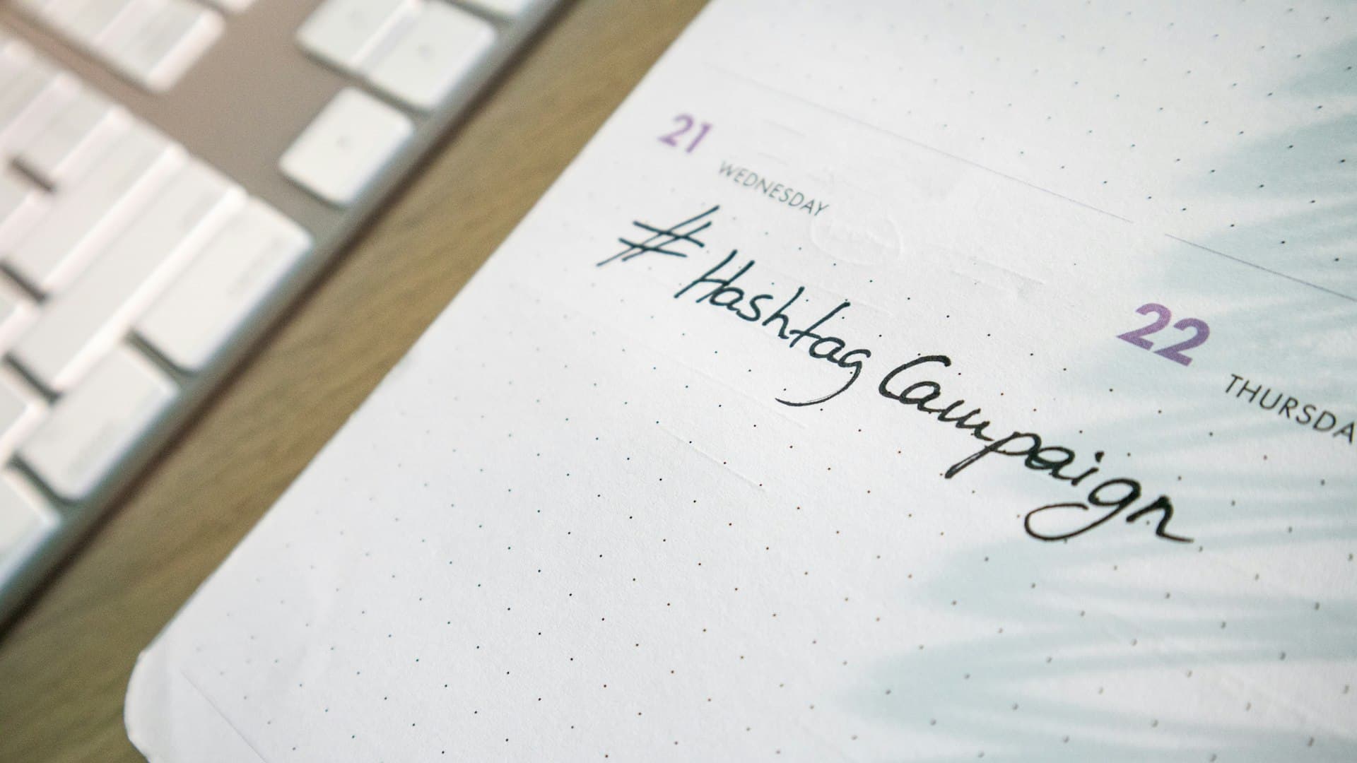 Notepad berisi catatan harian di atas meja kerja, penanda hitungan seratus hari