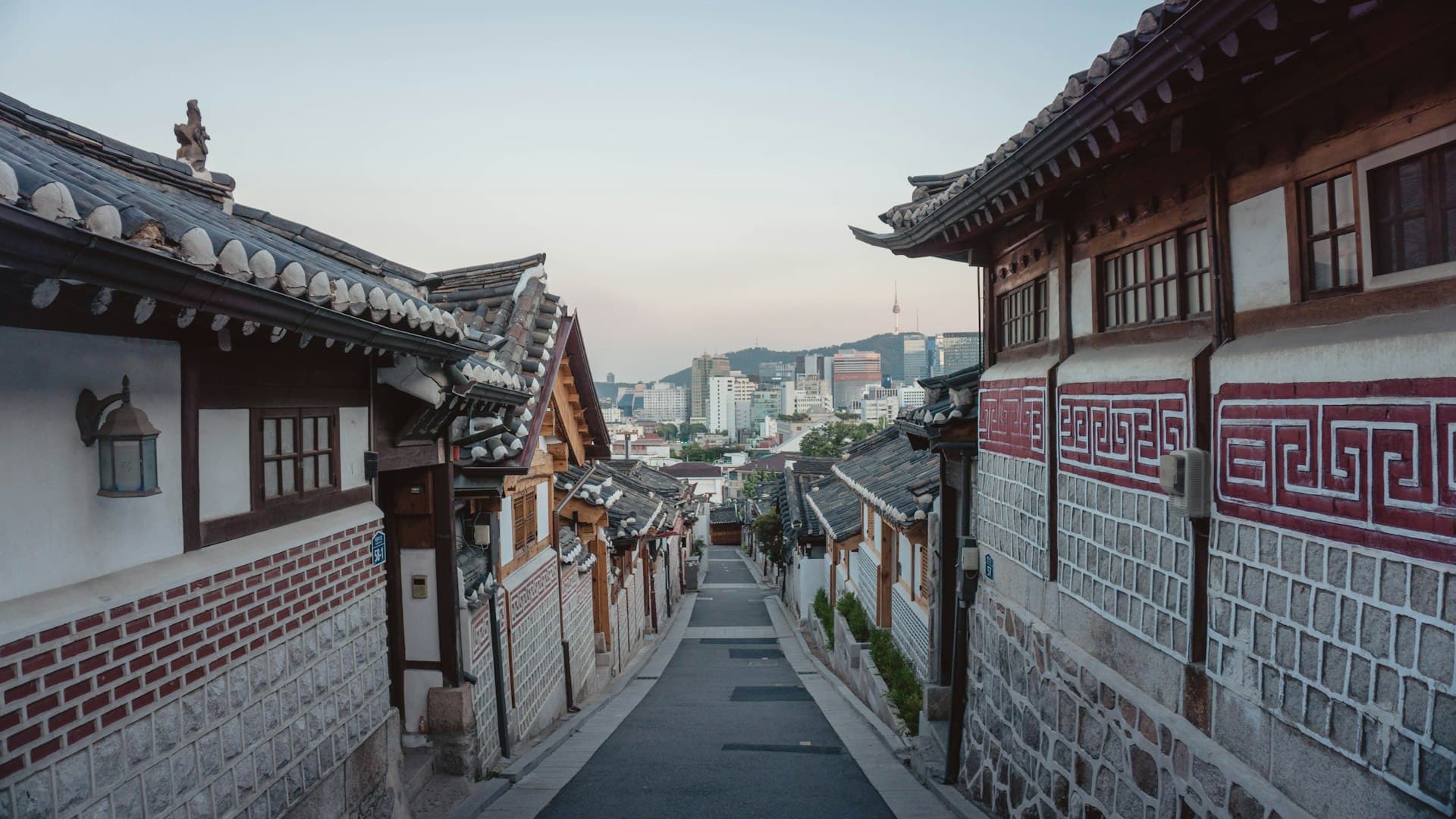 Jalan sepi di antara rumah-rumah residensial Hannam-dong yang tenang di Seoul
