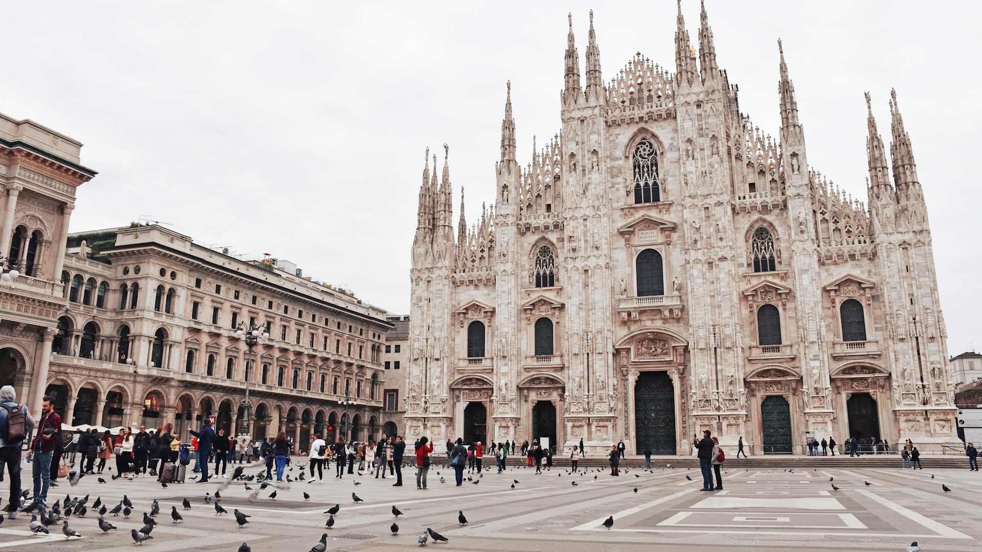 Fasad katedral Milan menjulang difoto dari sudut rendah dengan detail gotiknya