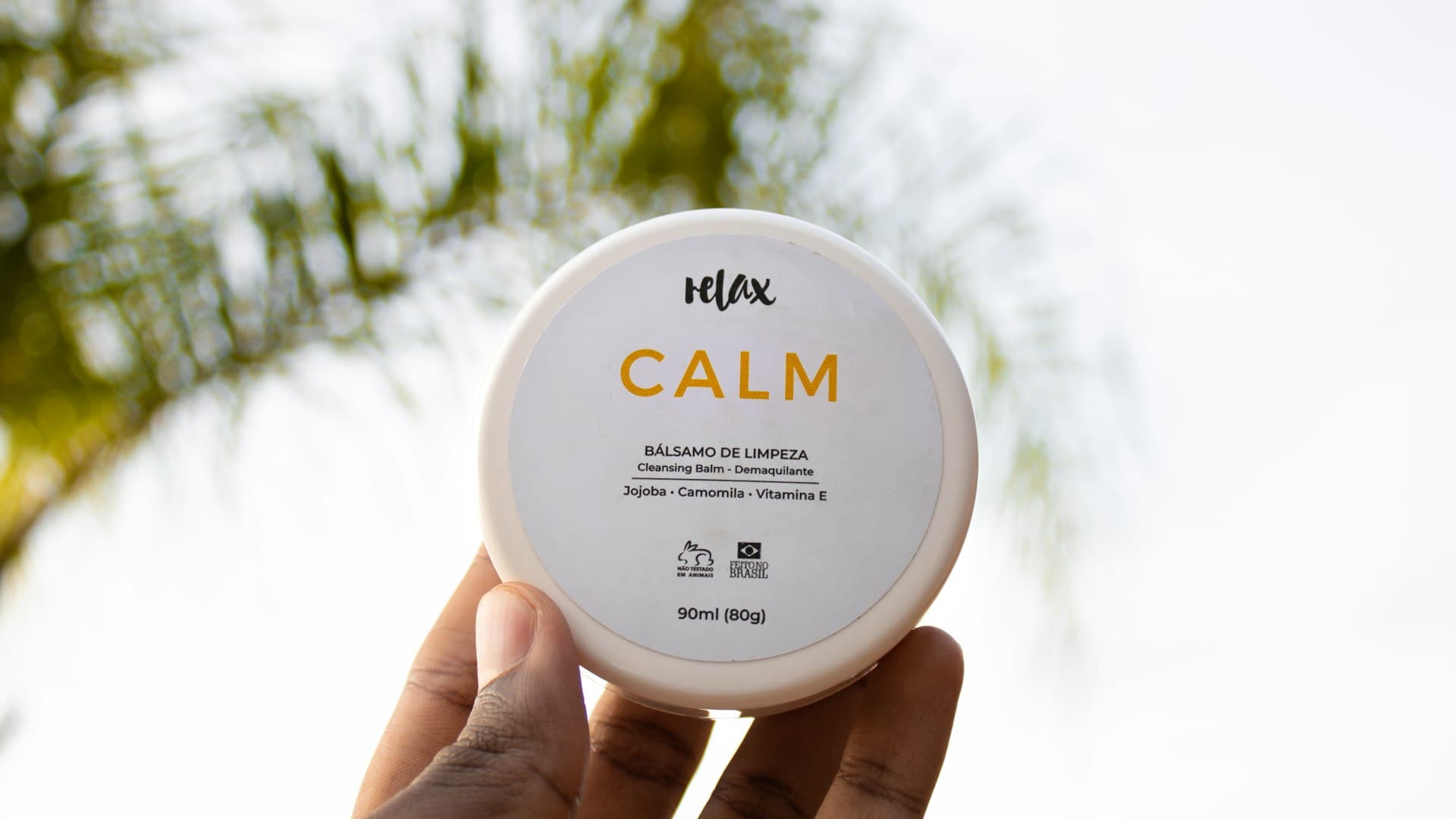 Tekstur balm lembut di punggung tangan, meleleh perlahan seperti sherbet yang berubah menjadi minyak pembersih