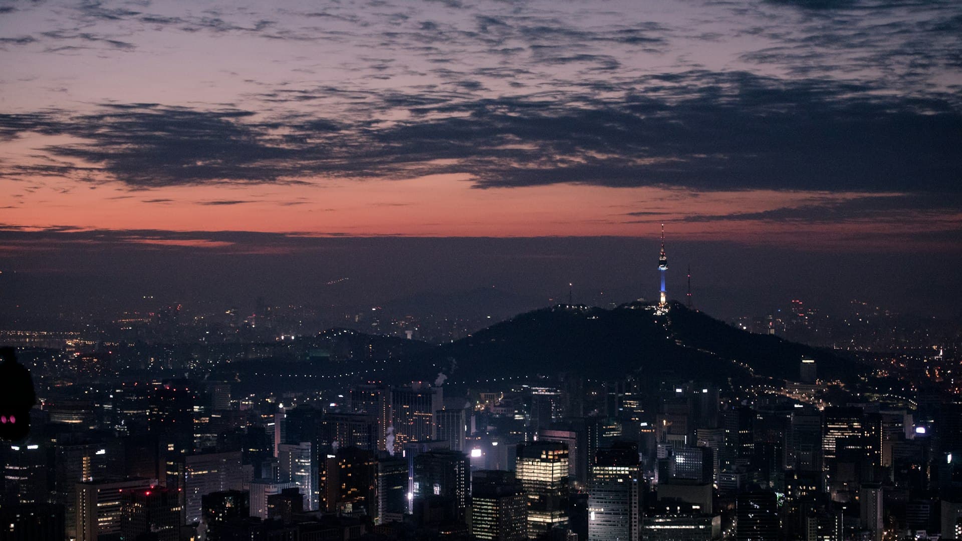 Cakrawala kota Seoul bercahaya di malam hari dengan gedung-gedung menjulang
