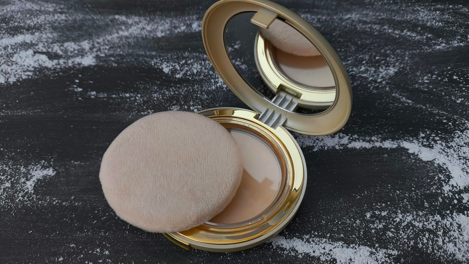 Compact powder dalam kemasan elegan, dipotret dari dekat dengan tekstur halus yang nyaris transparan