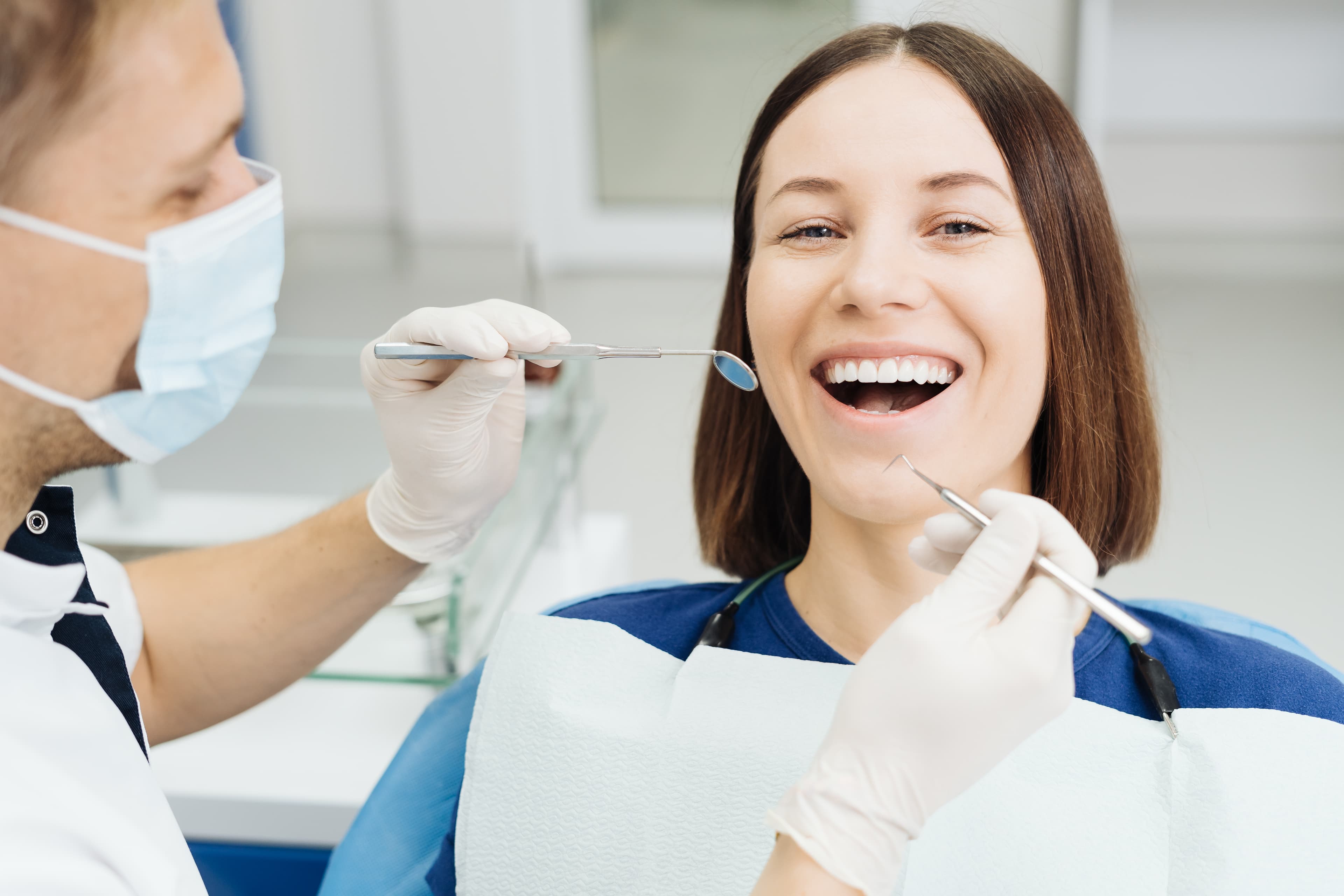 Empat set model gigi tiruan tersimpan rapi dalam wadah hitam di laboratorium dental