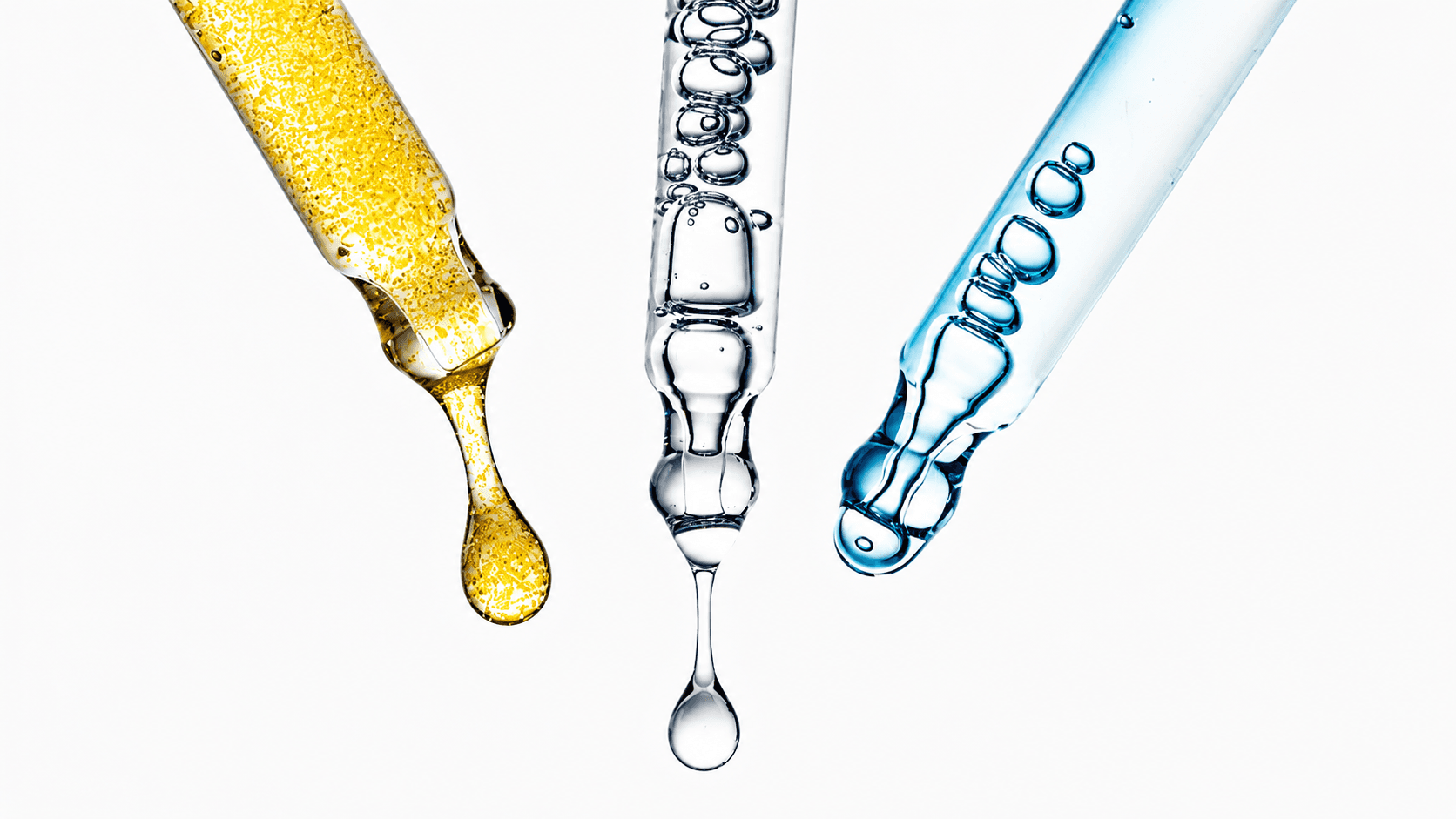 Sejumlah botol serum perawatan kulit tertata berjajar di atas meja dengan nuansa hangat