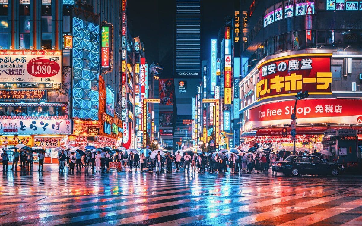 Jalanan kecil Tokyo di malam hari dengan cahaya lampu toko yang temaram
