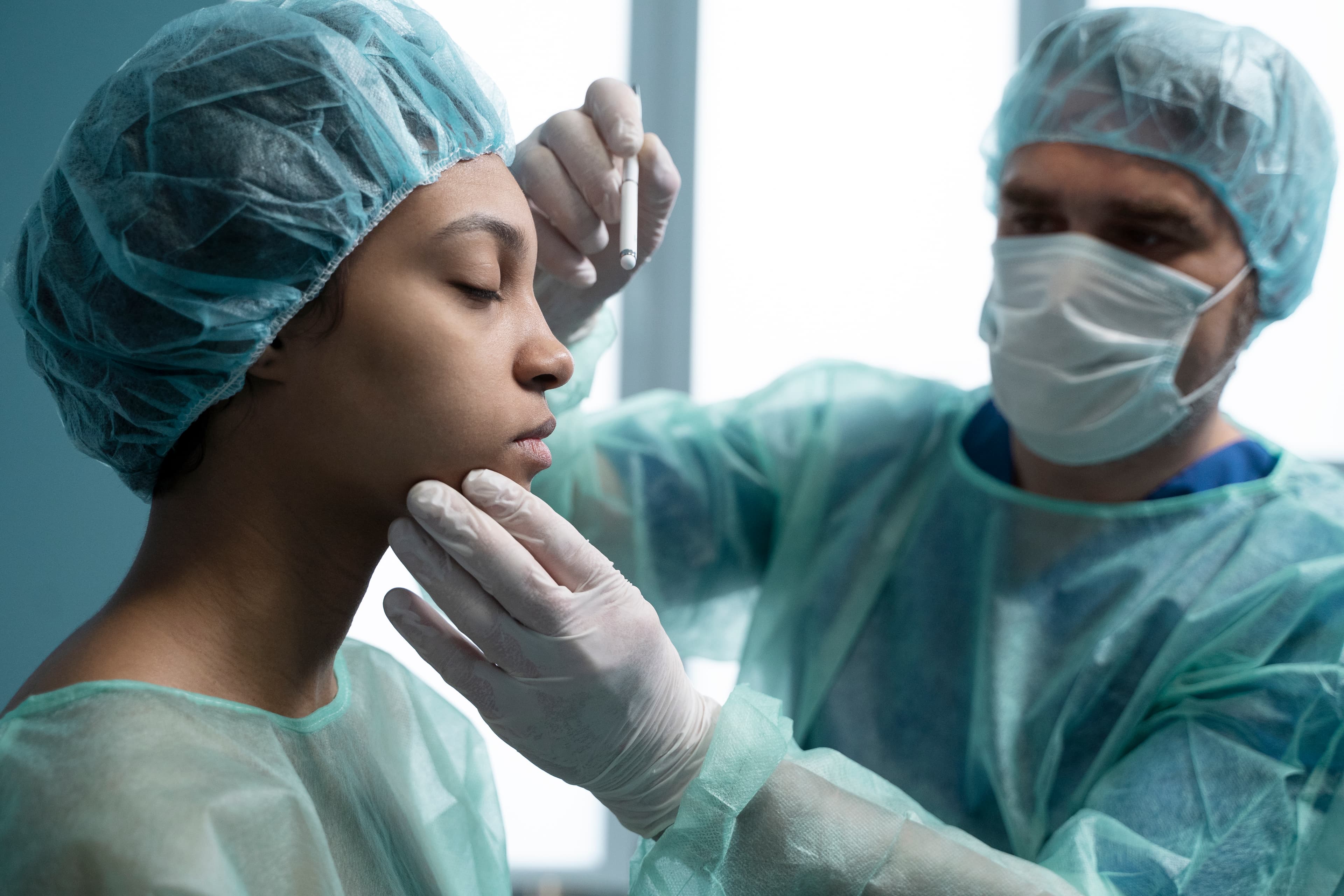 Potret close-up perempuan berambut ikal dengan profil hidung yang tertangkap lembut oleh cahaya