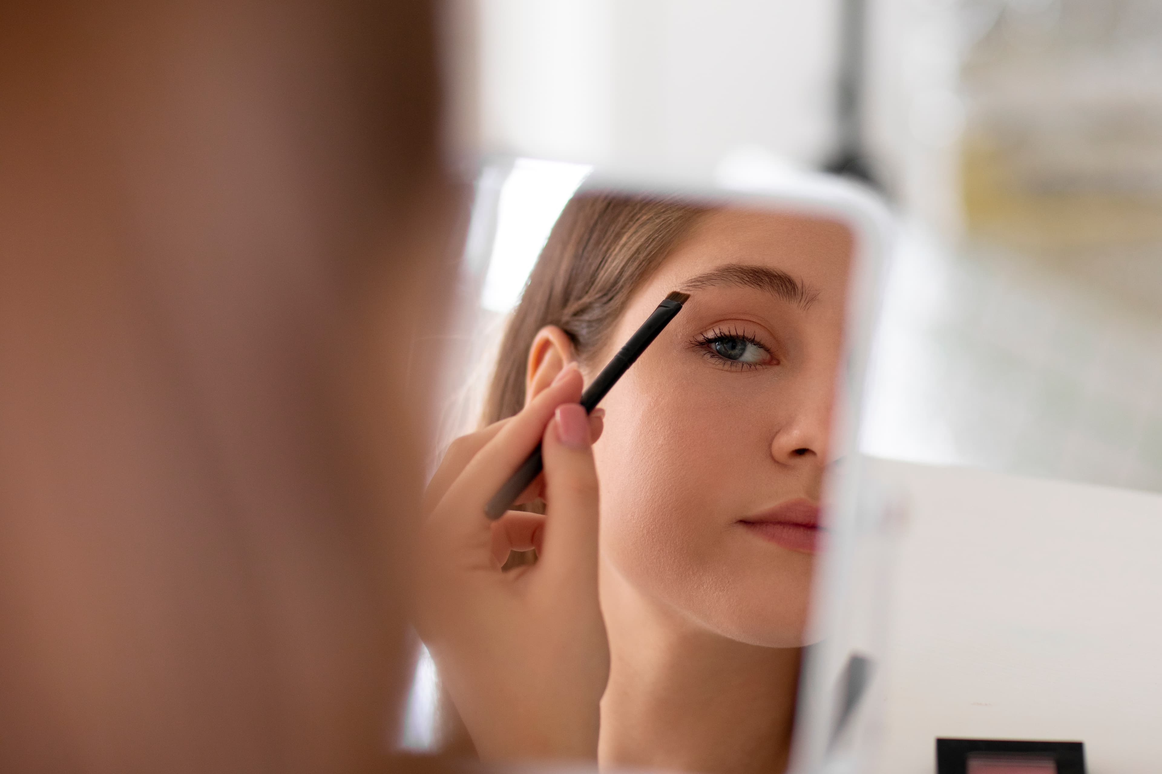 Foto close-up mata dan alis seseorang, memperlihatkan helai alis yang tertata natural